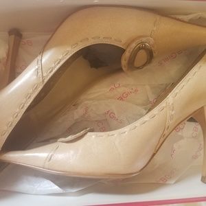 BCBG Camel Leather Vintage High Heel Pumps